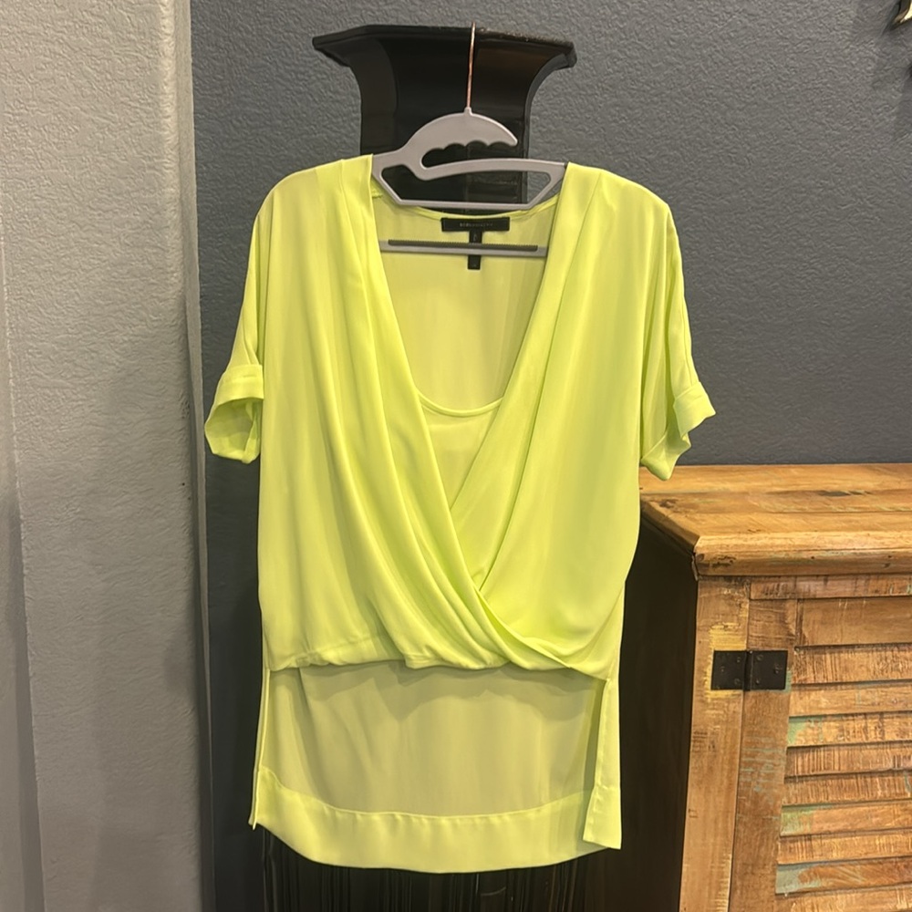 Gorgeous blouse in excellent condition on trend for fall 2024.
